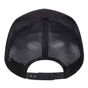 Detail der atmungsaktiven schwarzen Netzecke und des verstellbaren Snapback-Verschlusses