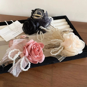Eleganti mollette per capelli con rose in pizzo e perle in nero, rosa e bianco