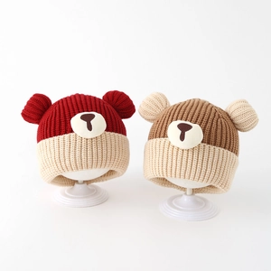 Détails de la maille et des oreilles d'ours sur les bonnets d'hiver bébé