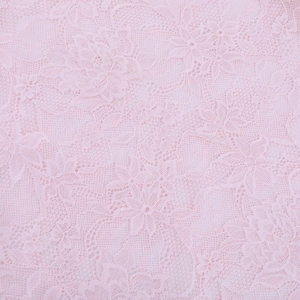 Primer plano de tela de encaje floral rosa con detalles de punto calado intrincado