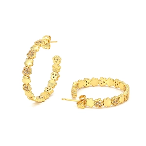 Golden chain C-shaped earrings with alternating cubic zirconia and clover patterns