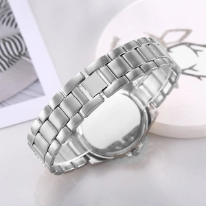 Details des silbernen Gliederarmbands und der glatten Gehäuserückseite der Luxus-Damenuhr