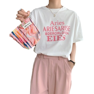 Sac cabas chic en toile arc-en-ciel pour femme avec tee-shirt blanc et pantalon rose