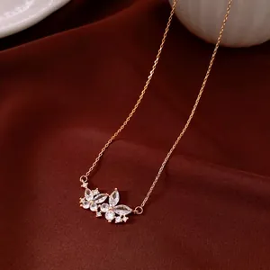 Elegante collana placcata oro 18K con ciondolo a fiore in cristallo su sfondo di seta fine