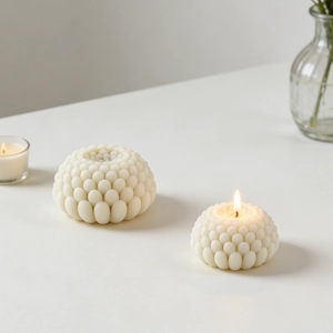 Vista macro dello stampo per candele a bolle con dettagli in cera di soia e stoppino