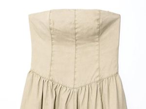Détail de la robe midi kaki sans bretelles avec coutures verticales et tissu froncé