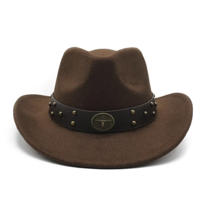Dettaglio cappello da cowboy marrone scuro con fascia in pelle, emblema di toro e borchie