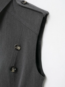 Détails du tissu en sergé gris foncé, épaulettes et boutons en écaille sur la robe courte