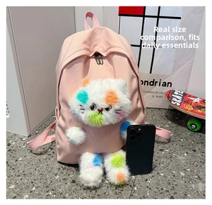 Roze nylon rugzak met pluche kat en smartphone om de werkelijke grootte te tonen