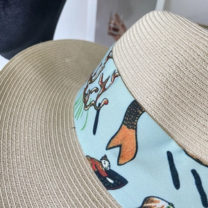 Chapeau de paille d'été avec ruban en soie imprimé sirène pour une protection solaire chic