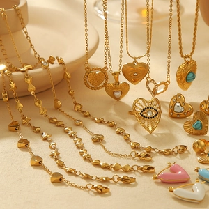 Parure de bijoux coeur dorée avec turquoise et zircon, colliers et boucles sur beige