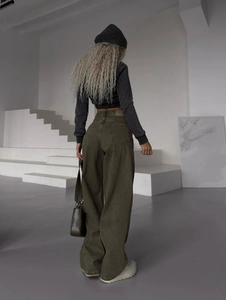Jean rétro taille haute à jambe large en vert olive avec coupe ample minimaliste