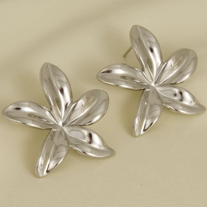 Détail macro de boucles d'oreilles clous fleur à cinq pétales en acier inoxydable 304 poli