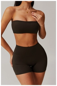 Detail von dunkelbraunem nahtlosem Sport-Set mit High-Waist-Shorts und Bandeau-Top