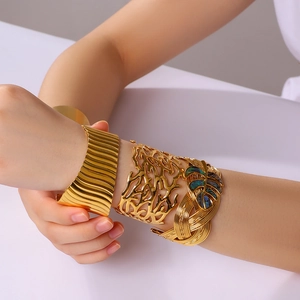 Set de tres brazaletes de acero inoxidable chapado en oro de 18k con diseño de hoja