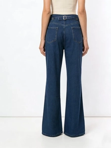 Retro-Schlagjeans mit hoher Taille in dunkelblauer Waschung und Taschendetail, Studiofoto