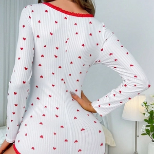 Détail du vêtement de nuit blanc côtelé avec motif cœurs rouges et dentelle au décolleté