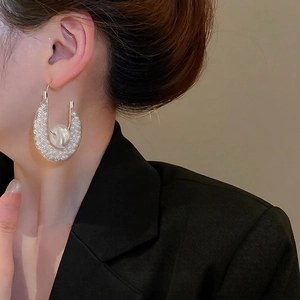 Elegante U-förmige Silberohrringe mit großer Perle und strukturierter Metallic-Oberfläche