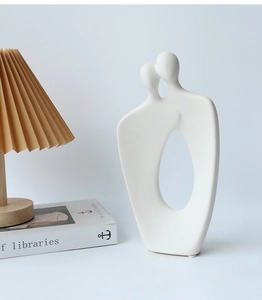 Dettaglio di scultura astratta di coppia in ceramica bianca opaca dal design moderno