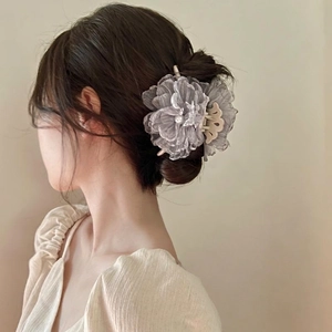 Französische Vintage Haarklammer mit Netzblume und Perle auf elegantem Modell