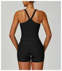 Vue arrière de la brassière de sport côtelée noire et du short de fitness taille haute