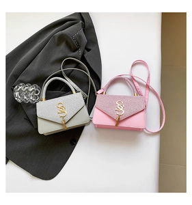 Détail de sacs à main pailletés argent et rose avec boucles métalliques à franges SS