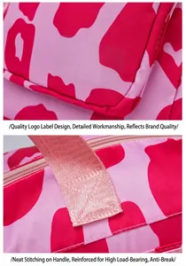 Detailansicht der pinken Reisetasche mit Tiermuster, Logo und verstärkten Nähten