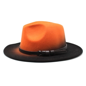 Detailansicht des orange-schwarzen Filzhutes mit Farbverlauf und braunem Lederbanddekor