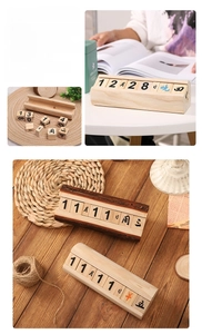Détail macro de cubes de calendrier en bois naturel au design nordique minimaliste