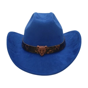 Dettaglio cappello cowboy scamosciato blu reale con fibbia a testa di leopardo in metallo