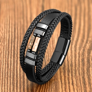Détail d'un bracelet multicouche en cuir avec perles de pierre et fermoir magnétique noir