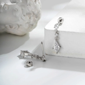 Boucles d'oreilles géométriques en argent avec pendentif zircon et fermoir à vis
