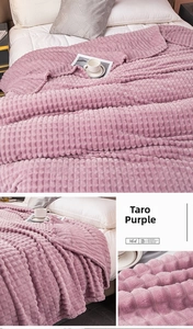 Vista macro dettagliata della coperta di flanella viola con trama morbida e trapuntata
