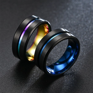 Gros plan de bagues en acier inoxydable brossé noir de 8 mm avec intérieur coloré.