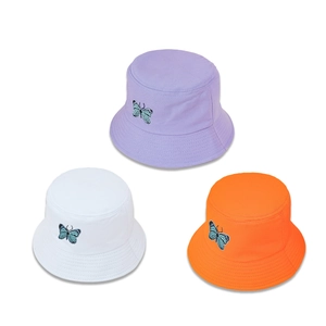 Trois bobs en violet, blanc et orange avec broderie papillon et bords surpiqués