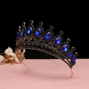 Dettaglio corona in bronzo vintage con cristalli blu a goccia e perline nere