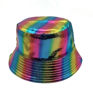 Vue détaillée du tissu arc-en-ciel métallique sur bob avec texture laser réfléchie