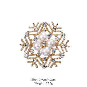 Close-up of pearl flower brooch with 3.9cm x 4.2cm dimensions and 12.5g weight detail