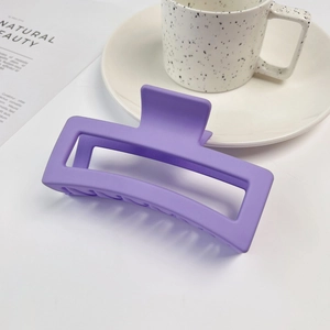 Dettaglio macro di un fermaglio rettangolare viola opaco da 13 cm con denti resistenti