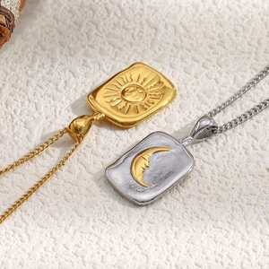 Collier avec pendentifs soleil et lune en acier inoxydable plaqué or 18 carats