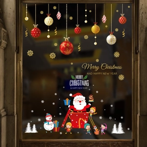 Détail de stickers de Noël festifs pour fenêtres avec Père Noël et boules colorées