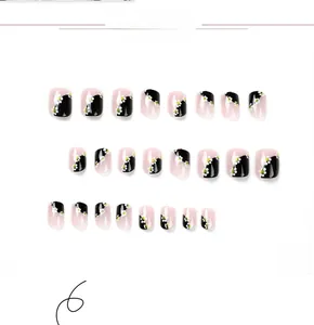 Détails de 24 faux ongles courts carrés avec motif marguerite et contraste noir-rose