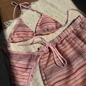 Detailansicht eines rosa gestreiften Häkel-Bikini-Sets mit passendem Strandwickelrock
