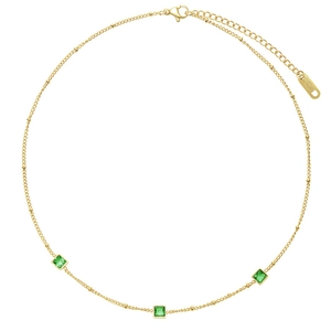 Détail du collier en acier inoxydable doré avec trois zircons verts carrés