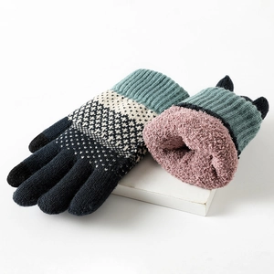 Women's thick fleece-lined knit gloves with touchscreen fingertips in color-block design