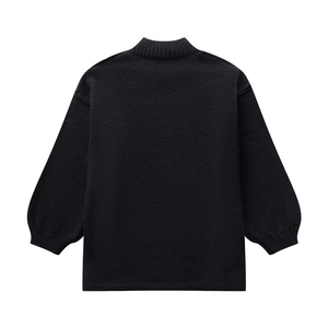 Détail d'un pull en maille noire avec col montant et épaules tombantes, vue de l'arrière