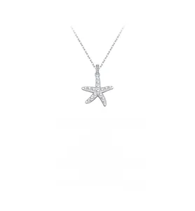 Détail du collier étoile de mer en argent avec perles blanches rondes et cristaux fins