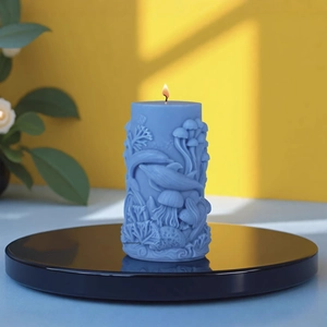 Candela blu a tema oceano con motivi 3D di delfini e coralli su base nera lucida
