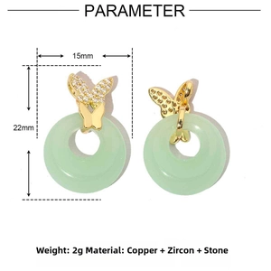 Detalle macro de colgantes de mariposa en oro 18k con circón y piedra verde traslúcida