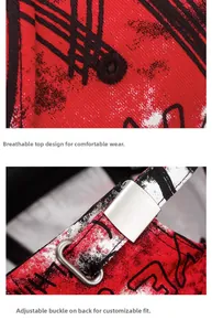 Détail d'une casquette rouge avec œillets d'aération et boucle métallique réglable